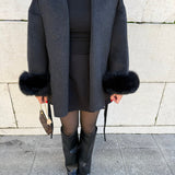Cappotto da donna con cintura e maniche in ecopelliccia