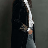 Léontine | Blazer nero aderente con stampa barocca