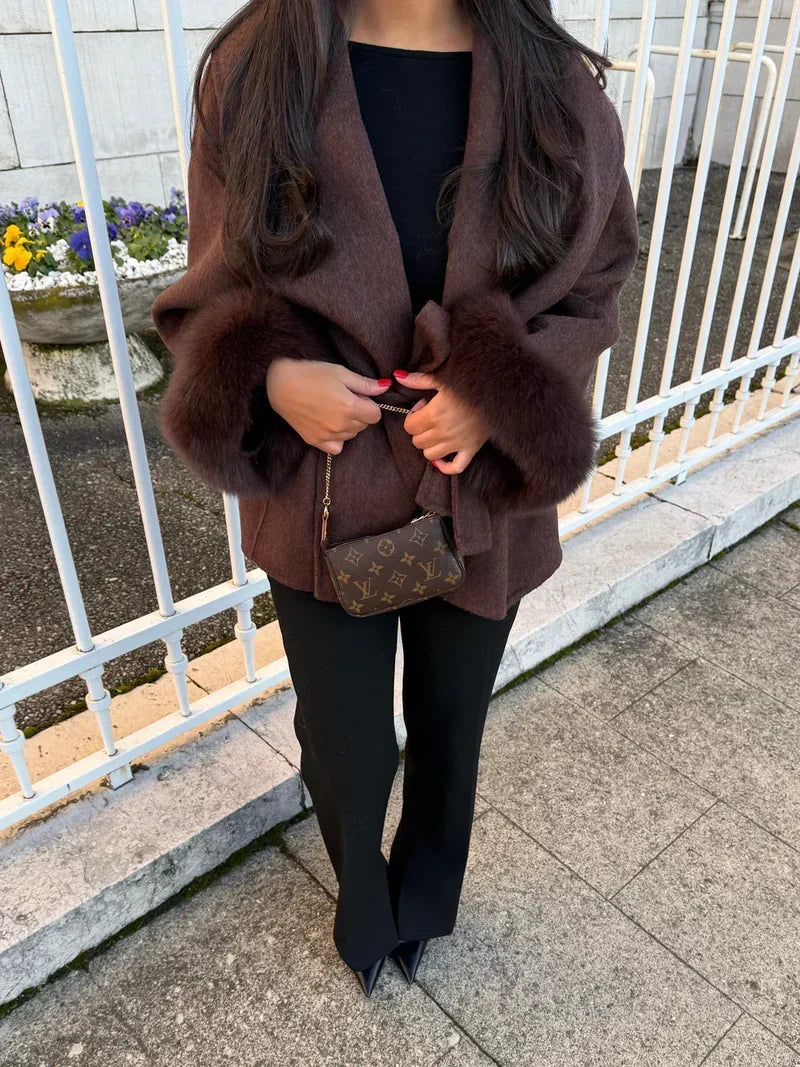 Cappotto da donna con cintura e maniche in ecopelliccia