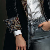 Léontine | Blazer nero aderente con stampa barocca