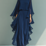 Top blu scuro con pantaloni dritti con volant