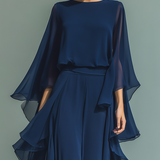 Top blu scuro con pantaloni dritti con volant