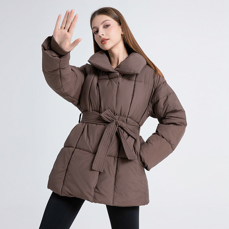 Cappotto trapuntato da donna con cintura e collo a scialle