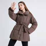 Cappotto trapuntato da donna con cintura e collo a scialle