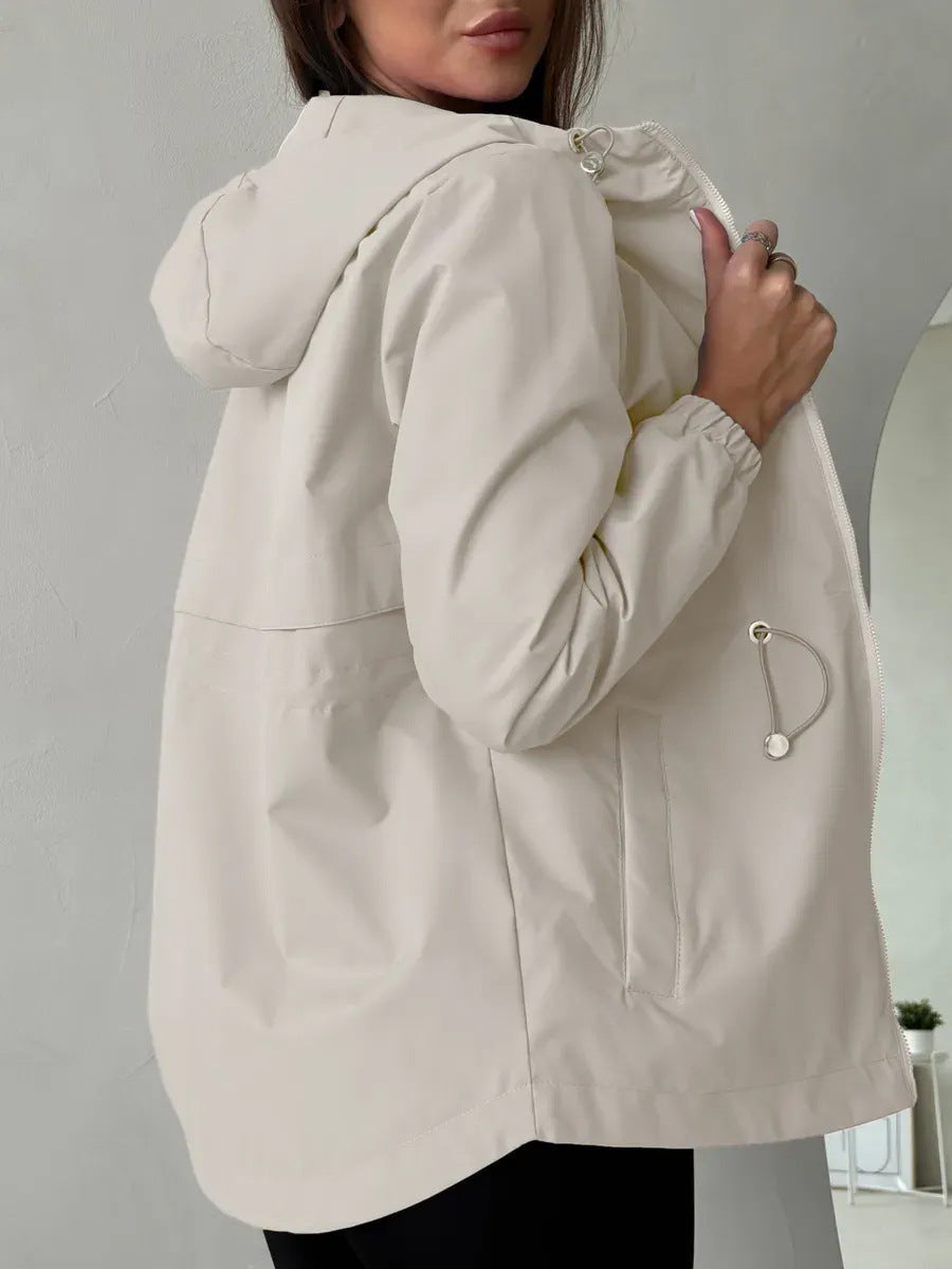 Giacca outdoor da donna con cappuccio regolabile e tasche ampie