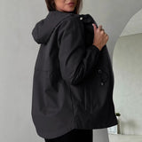 Giacca outdoor da donna con cappuccio regolabile e tasche ampie