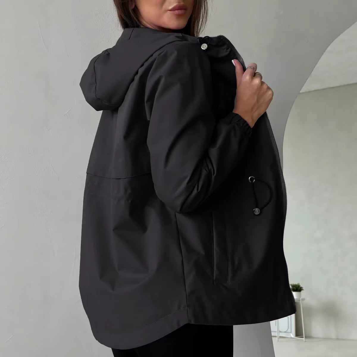 Giacca outdoor da donna con cappuccio regolabile e tasche ampie