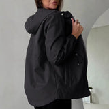 Giacca outdoor da donna con cappuccio regolabile e tasche ampie