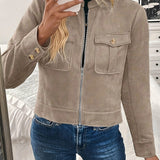Giacca corta da donna in suede con tasche con patta