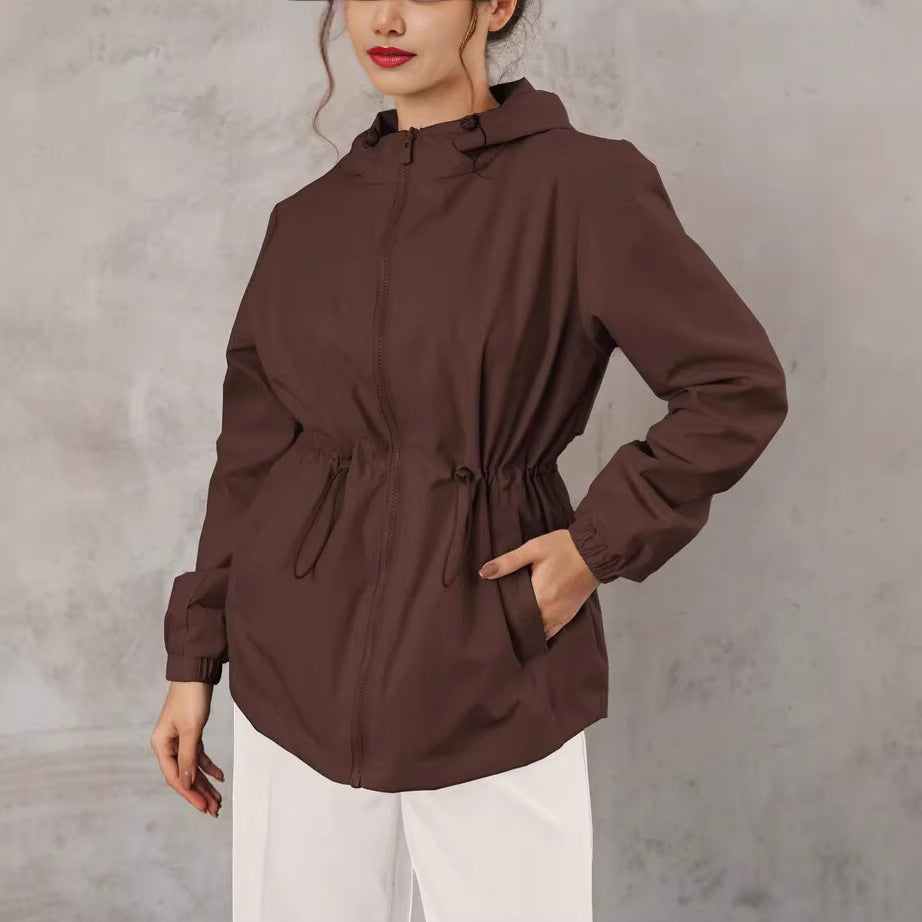 Giacca outdoor da donna con cappuccio regolabile e tasche ampie