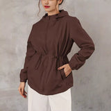 Giacca outdoor da donna con cappuccio regolabile e tasche ampie