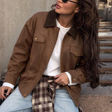 Giacca corta da donna in simil-suede con tasche con patta