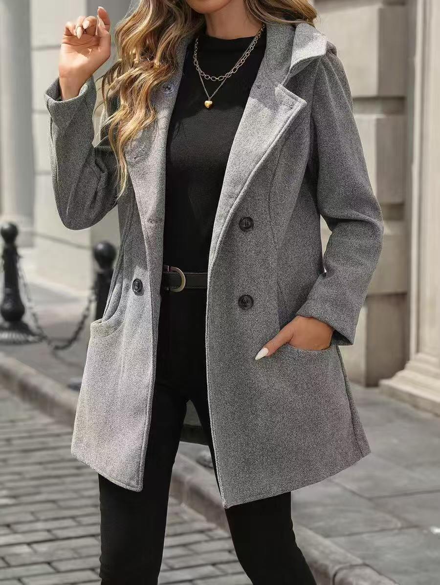 Giacca da donna in lana con grandi bottoni e revers