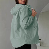 Giacca outdoor da donna con cappuccio regolabile e tasche ampie