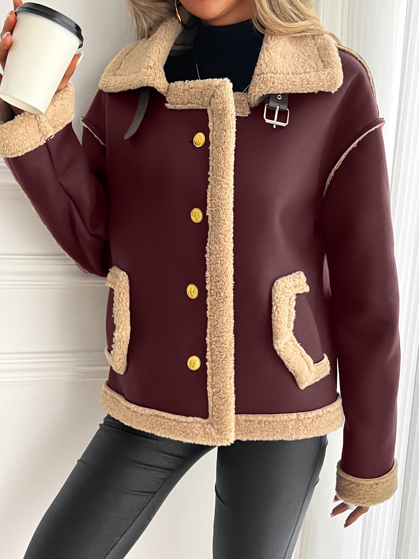 Giacca da donna in similpelle con fodera teddy e bottoni