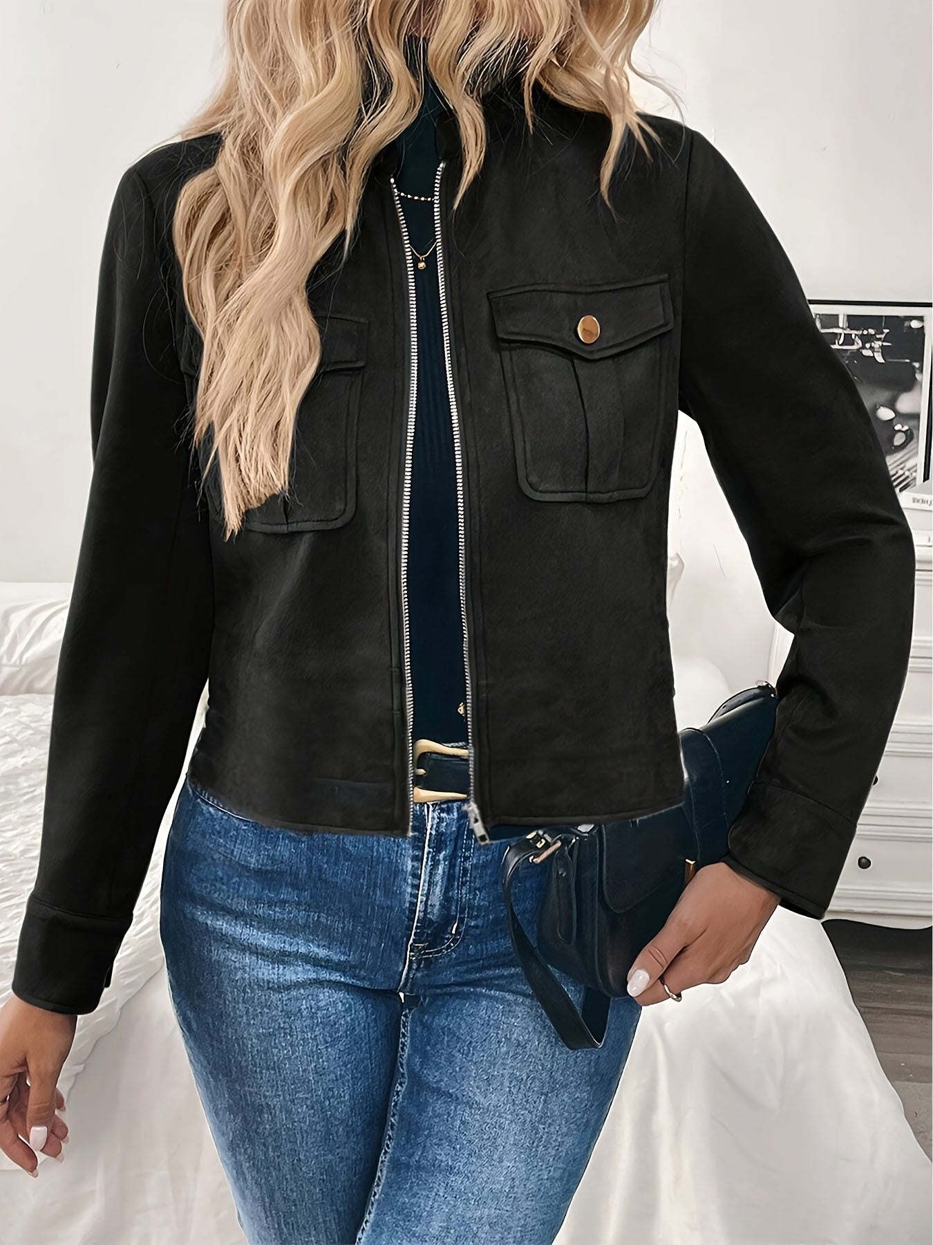 Giacca corta da donna in suede con tasche con patta