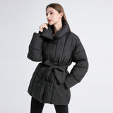 Cappotto trapuntato da donna con cintura e collo a scialle