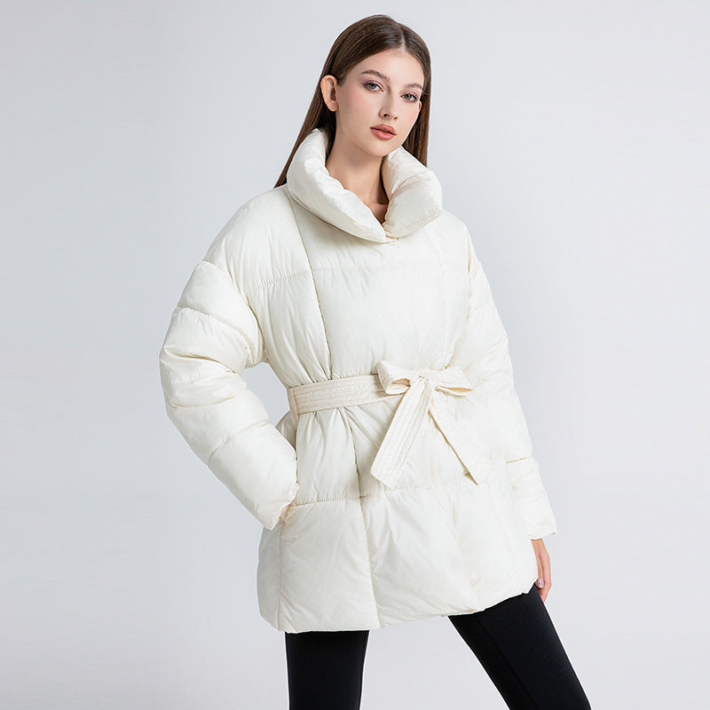 Cappotto trapuntato da donna con cintura e collo a scialle