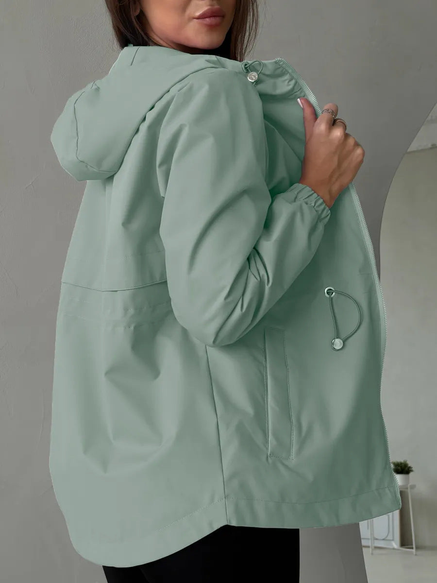 Giacca outdoor da donna con cappuccio regolabile e tasche ampie