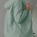 Giacca outdoor da donna con cappuccio regolabile e tasche ampie