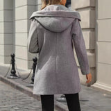 Giacca da donna in lana con grandi bottoni e revers
