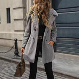 Giacca da donna in lana con grandi bottoni e revers