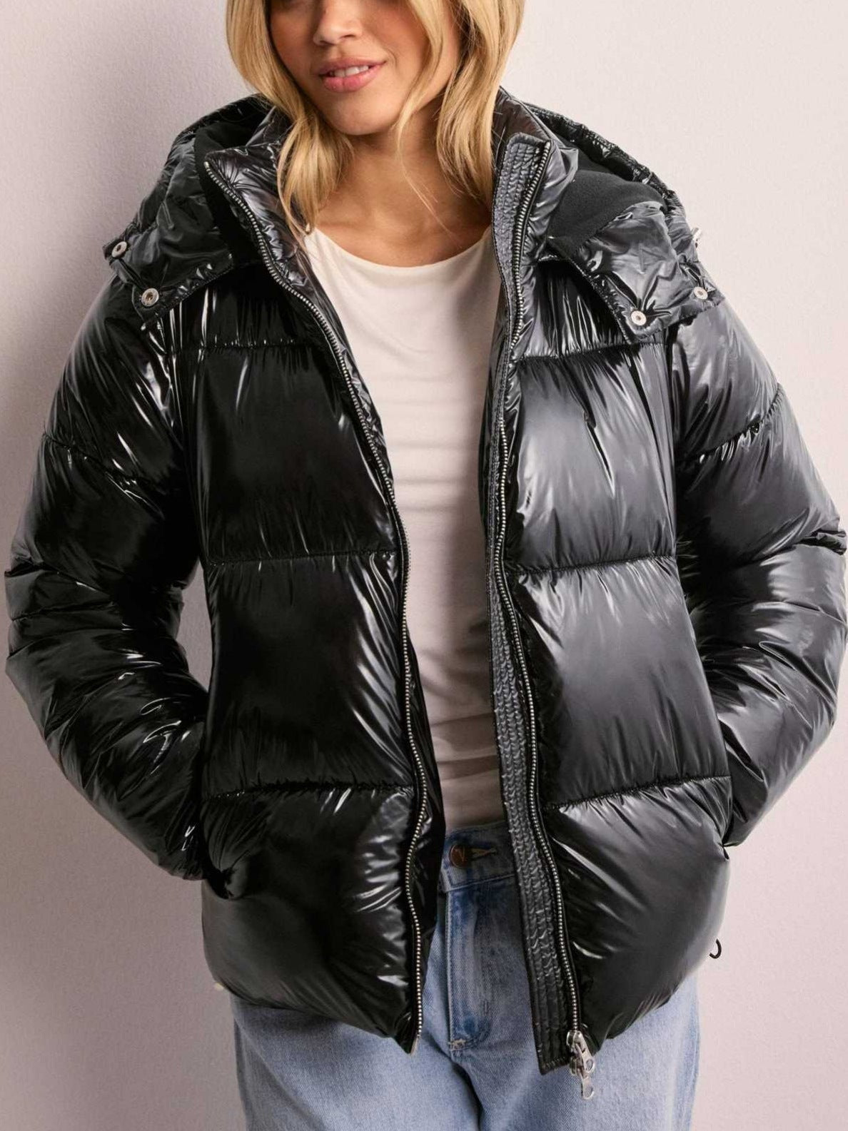 Giacca trapuntata da donna con cappuccio regolabile e tasche con zip