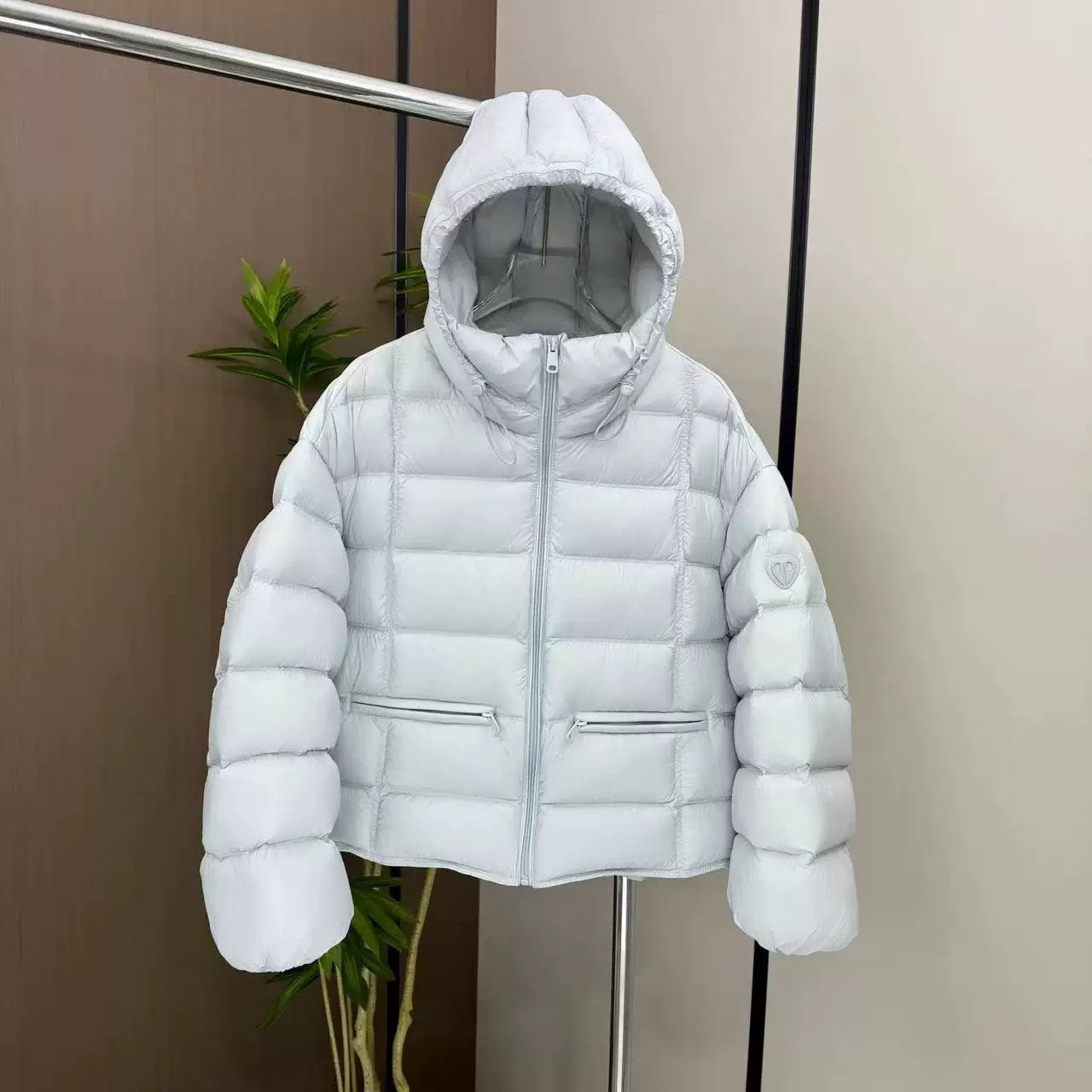 Giacca corta termica trapuntata con cappuccio e tasche con zip