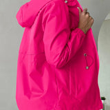 Giacca outdoor da donna con cappuccio regolabile e tasche ampie