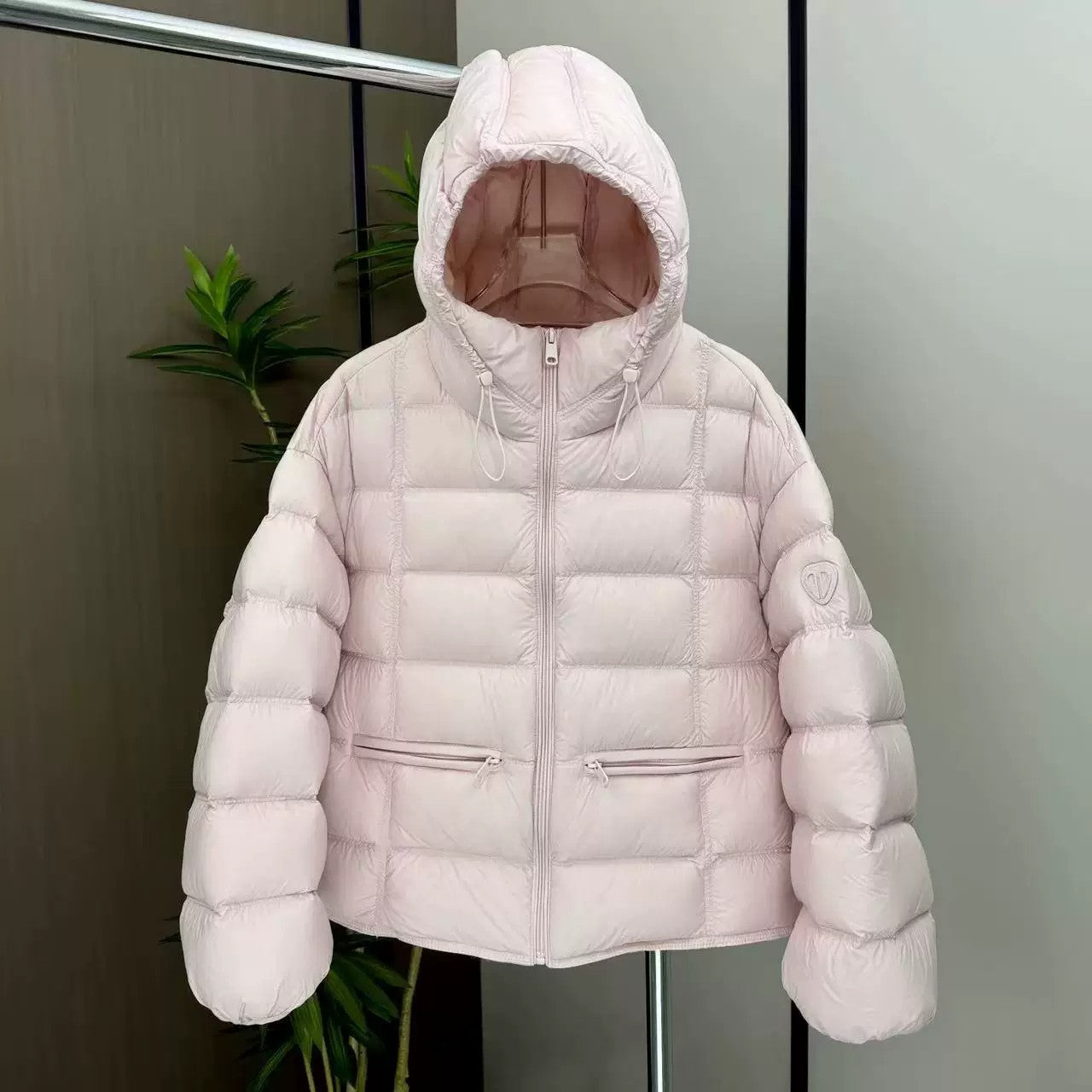 Giacca corta termica trapuntata con cappuccio e tasche con zip