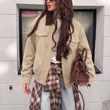 Giacca corta da donna in simil-suede con tasche con patta