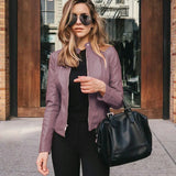 Giacca in pelle aderente – eleganza audace per un look rock chic