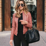 Giacca in pelle aderente – eleganza audace per un look rock chic