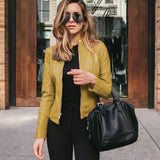 Giacca in pelle aderente – eleganza audace per un look rock chic