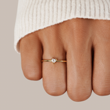 Leonie – A simple gold ring with a smooth surface.