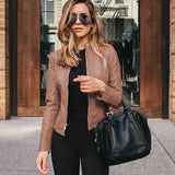 Giacca in pelle aderente – eleganza audace per un look rock chic