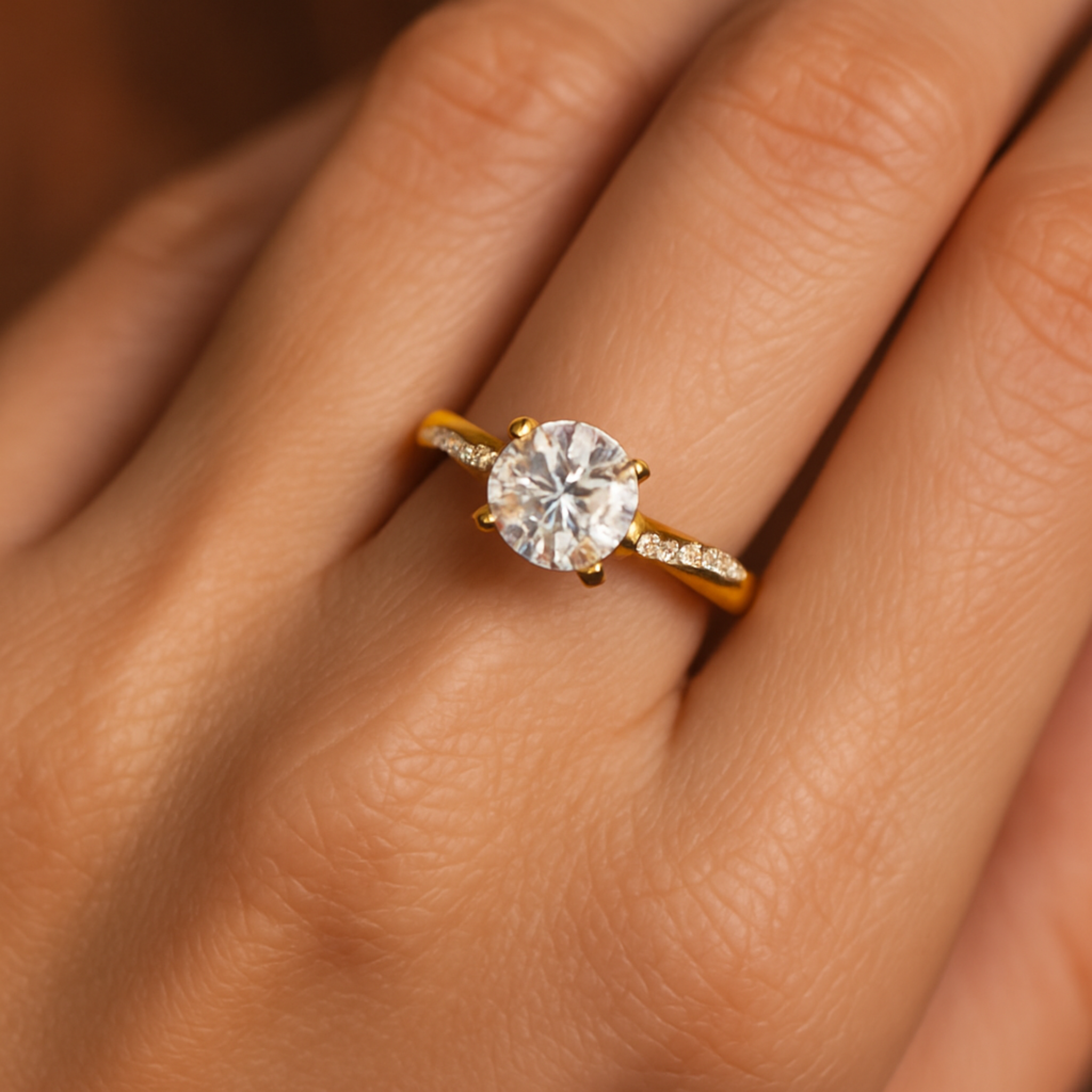 Anello di fidanzamento dorato con cristallo – Immagine 1