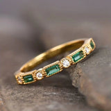 Anello dorato vintage con zirconi verdi – Immagine 1