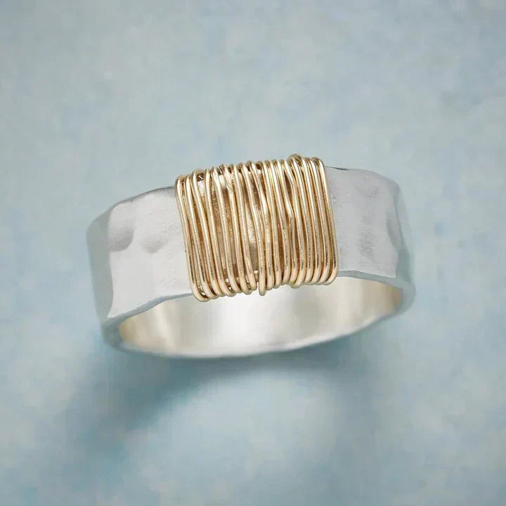 Anello Linea d'Oro in argento raffinato – Immagine 1
