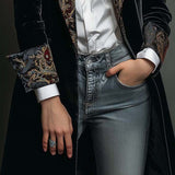 Léontine | Blazer nero aderente con stampa barocca