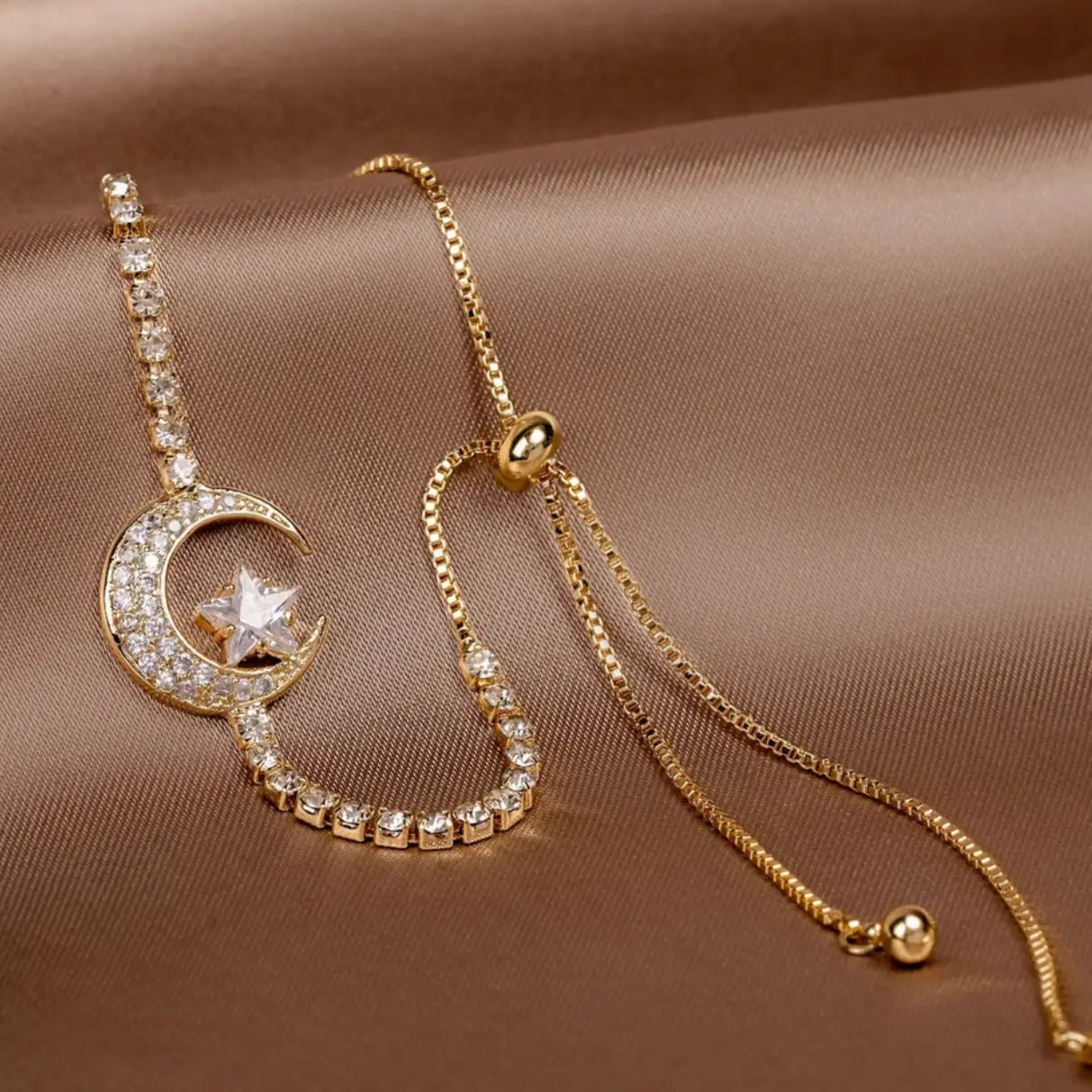 Bracciale dorato con ciondolo luna e zirconi – Immagine 1