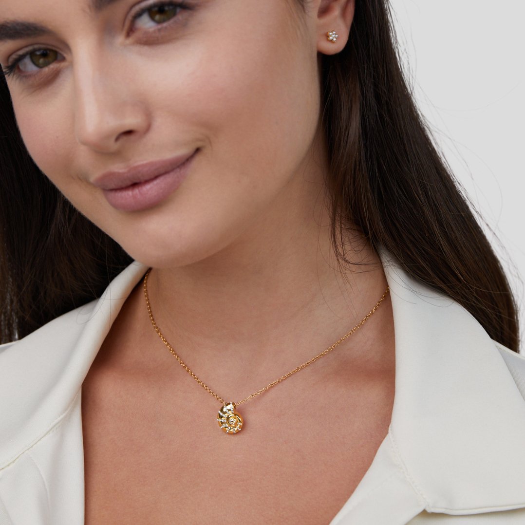 Collana con ciondolo conchiglia e cristalli – Immagine 1