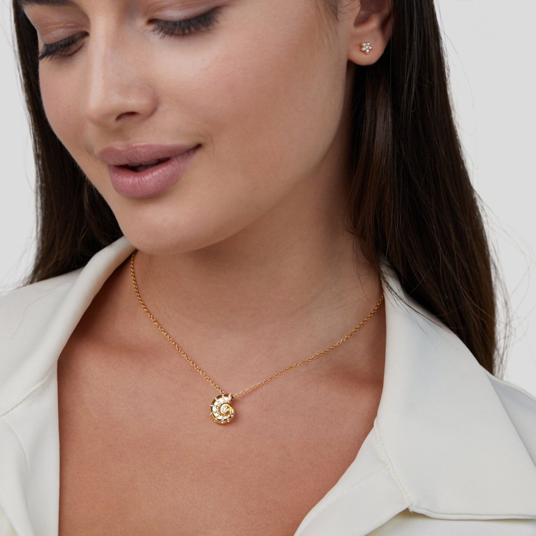 Collana con ciondolo conchiglia e cristalli – Immagine 2