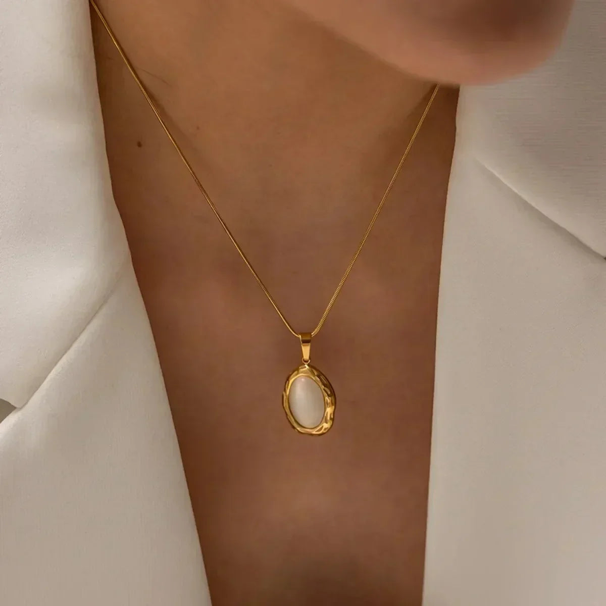 Collana dorata con opale ovale occhio di gatto – Immagine 1