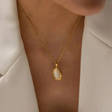 Collana dorata con opale ovale occhio di gatto – Immagine 1