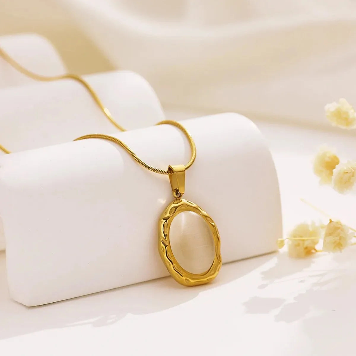 Collana dorata con opale ovale occhio di gatto – Immagine 3
