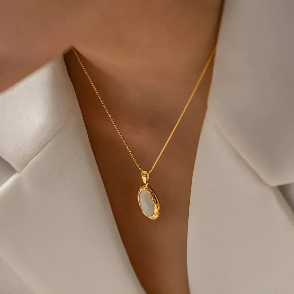 Collana dorata con opale ovale occhio di gatto – Immagine 4