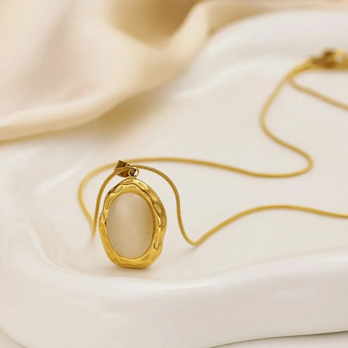 Collana dorata con opale ovale occhio di gatto – Immagine 5