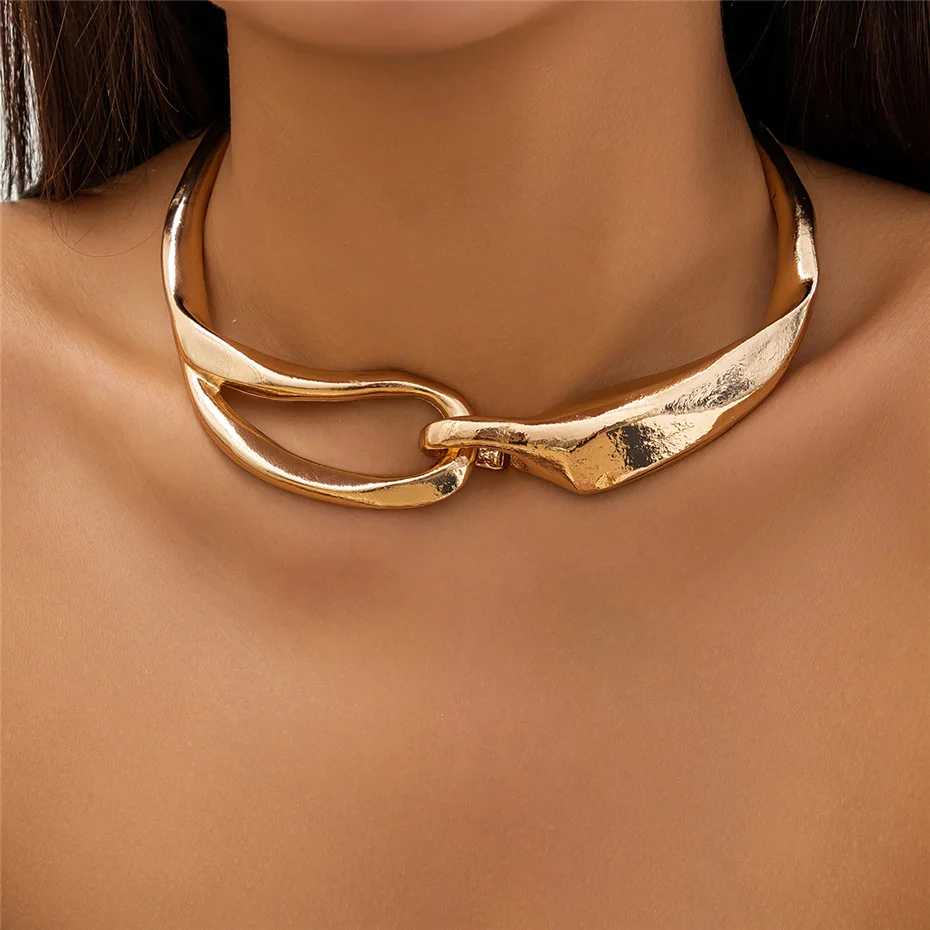 Collana dorata con texture pronunciata – Immagine 1