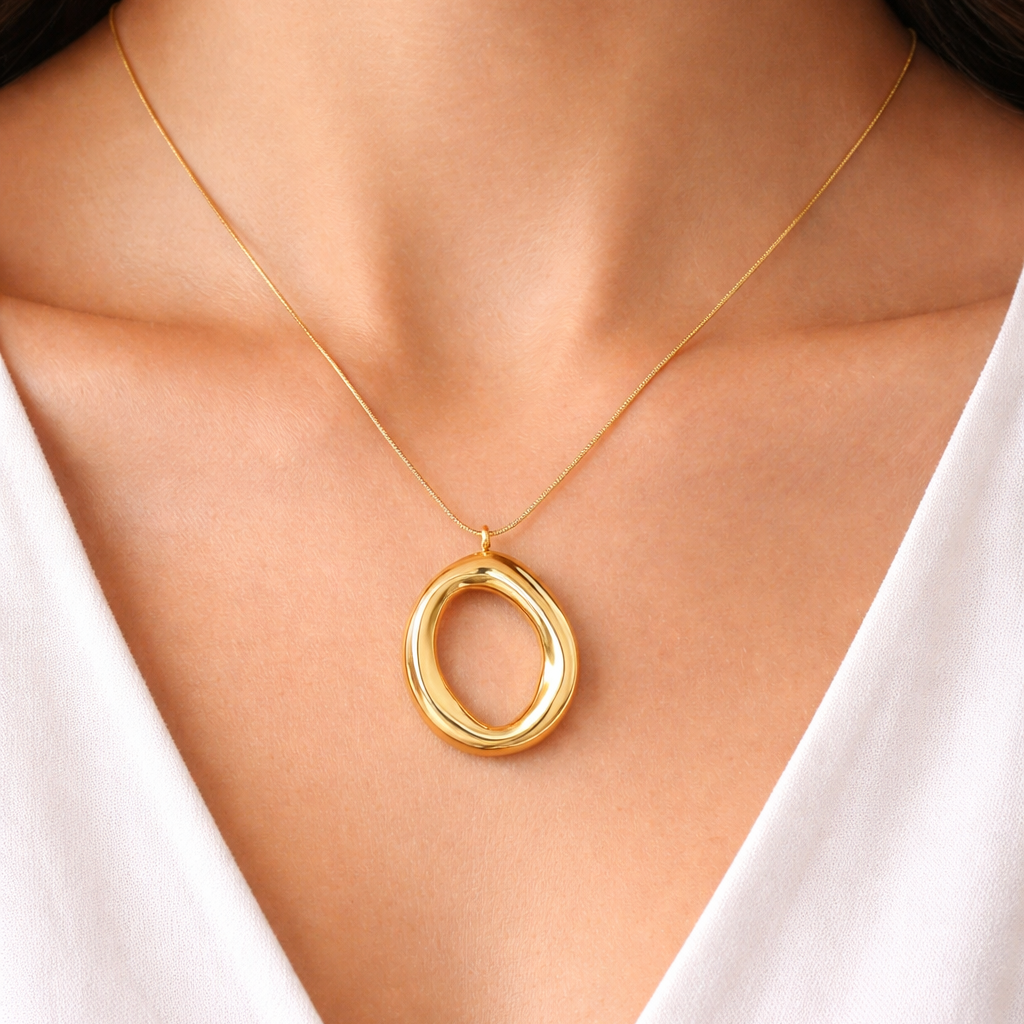 Collana ovale dorata in metallo placcato – Immagine 1